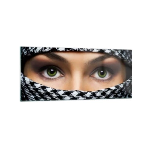 Quadro su vetro - Gli occhi verdi di una donna sono nascosti dietro un tessuto a fantasia in bianco e nero. - 120x50cm - Ritratto di bellezza velata con gli occhi verdi - Decorazione murale moderna per soggiorno e camera da letto ARTTOR
