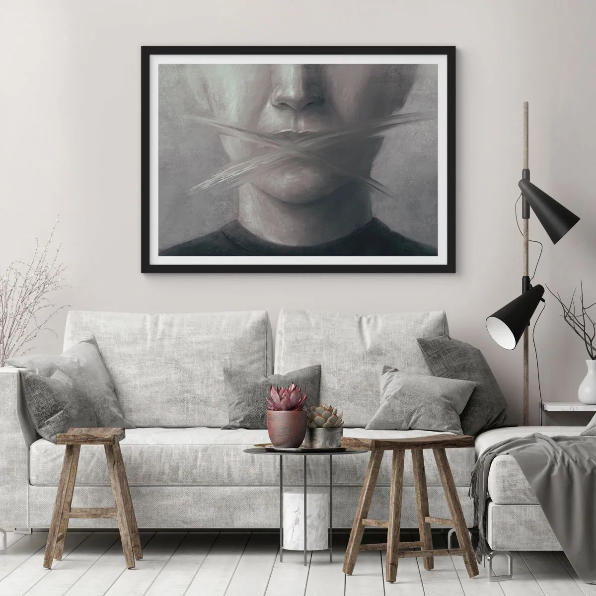 Poster in cornice nera - Un ritratto simbolico con labbra sfocate nei toni del grigio. - 100x70cm - Neanche una parola - Decorazione murale moderna per soggiorno e camera da letto ARTTOR