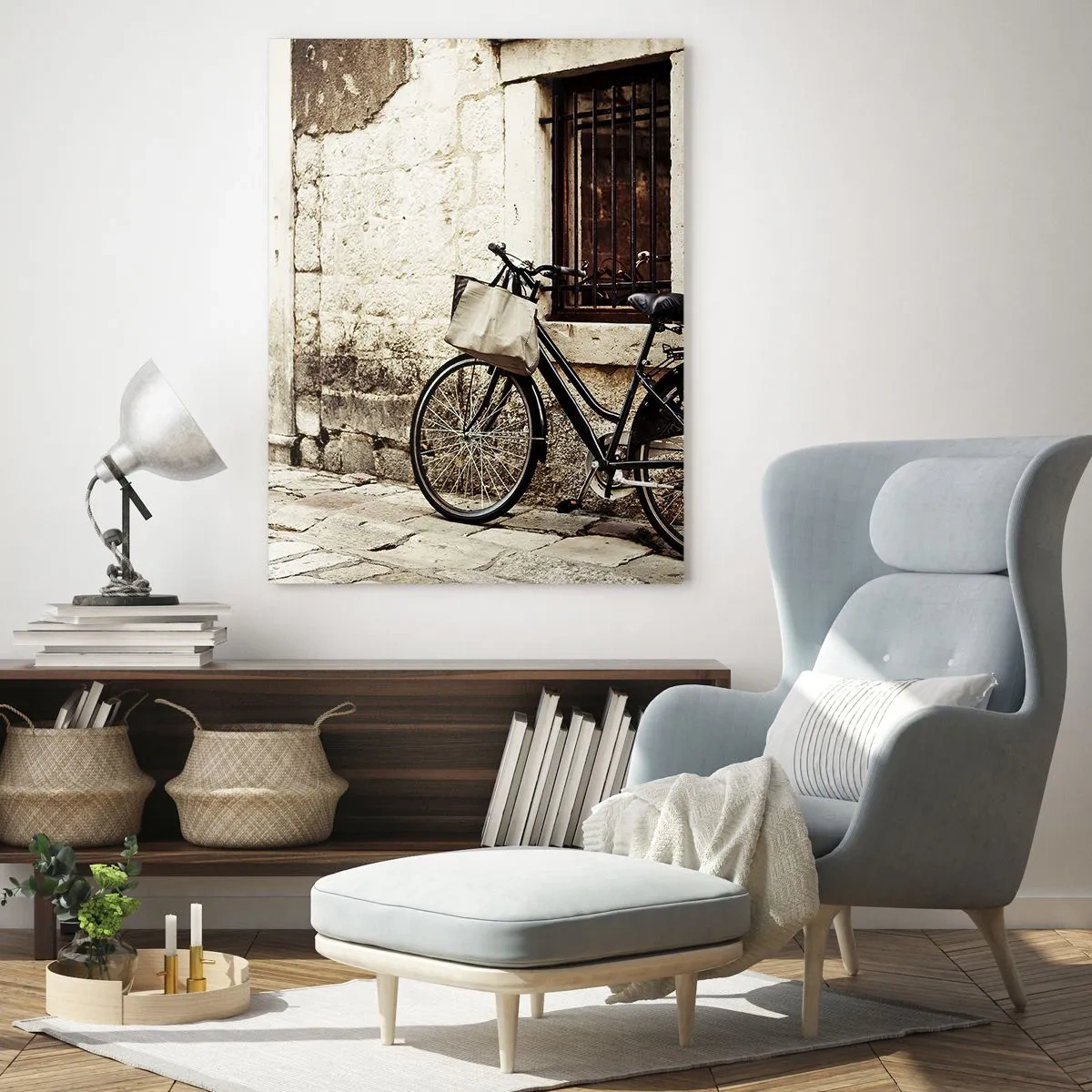 Quadro su vetro - Una bicicletta contro un muro di pietra con una finestra e una porta in stile retrò - 70x100cm - Ritorno al passato - Decorazione murale moderna per soggiorno e camera da letto ARTTOR