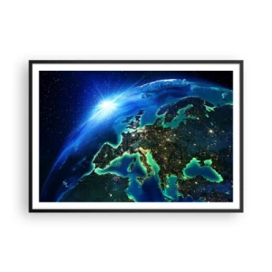 Poster in cornice nera - Una vista di Europa dallo spazio, alla luce del sole nascente. - 100x70cm - L'Europa scintillante - Decorazione murale moderna per soggiorno e camera da letto ARTTOR