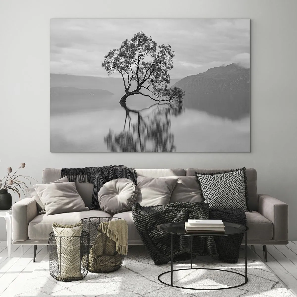Quadro su vetro - Un albero solitario sull'acqua in un paesaggio in bianco e nero - 70x50cm - C'è un paese così - Decorazione murale moderna per soggiorno e camera da letto ARTTOR
