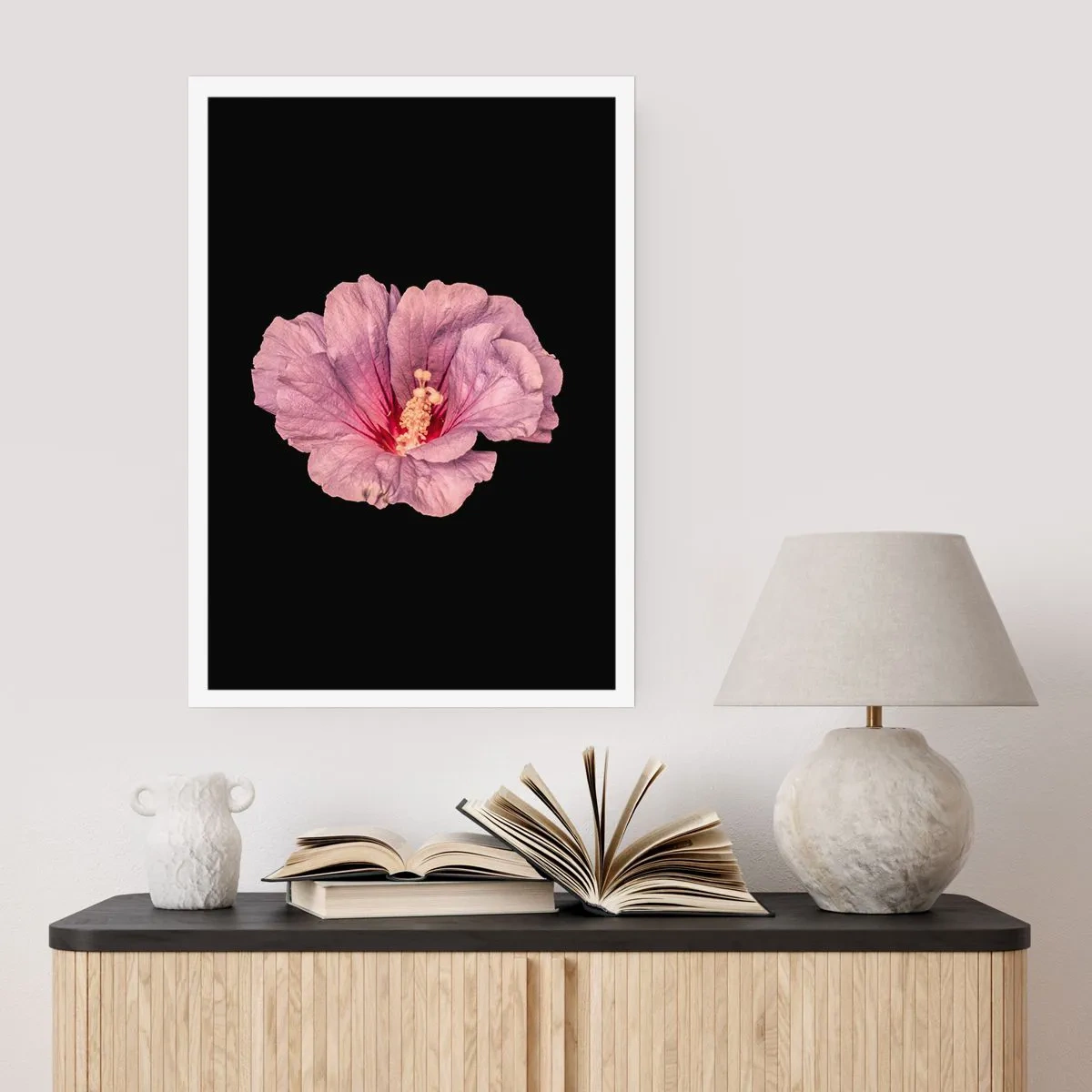Poster - Delicato fiore di ibisco rosa su sfondo nero - 50x70cm - Dritto al cuore - Decorazione murale moderna per soggiorno e camera da letto ARTTOR