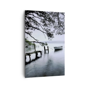 Quadro su tela - Stampe su Tela - Un molo sull'acqua con una barca sullo sfondo circondata da un paesaggio nebbioso - 80x120cm - E già ti riposi - Decorazione murale moderna per soggiorno e camera da letto ARTTOR