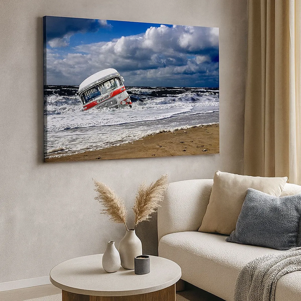 Quadro su tela - Stampe su Tela - Un autobus affondato sulla spiaggia tra onde e mare mosso - 70x50cm - Ti meravigli? - Decorazione murale moderna per soggiorno e camera da letto ARTTOR