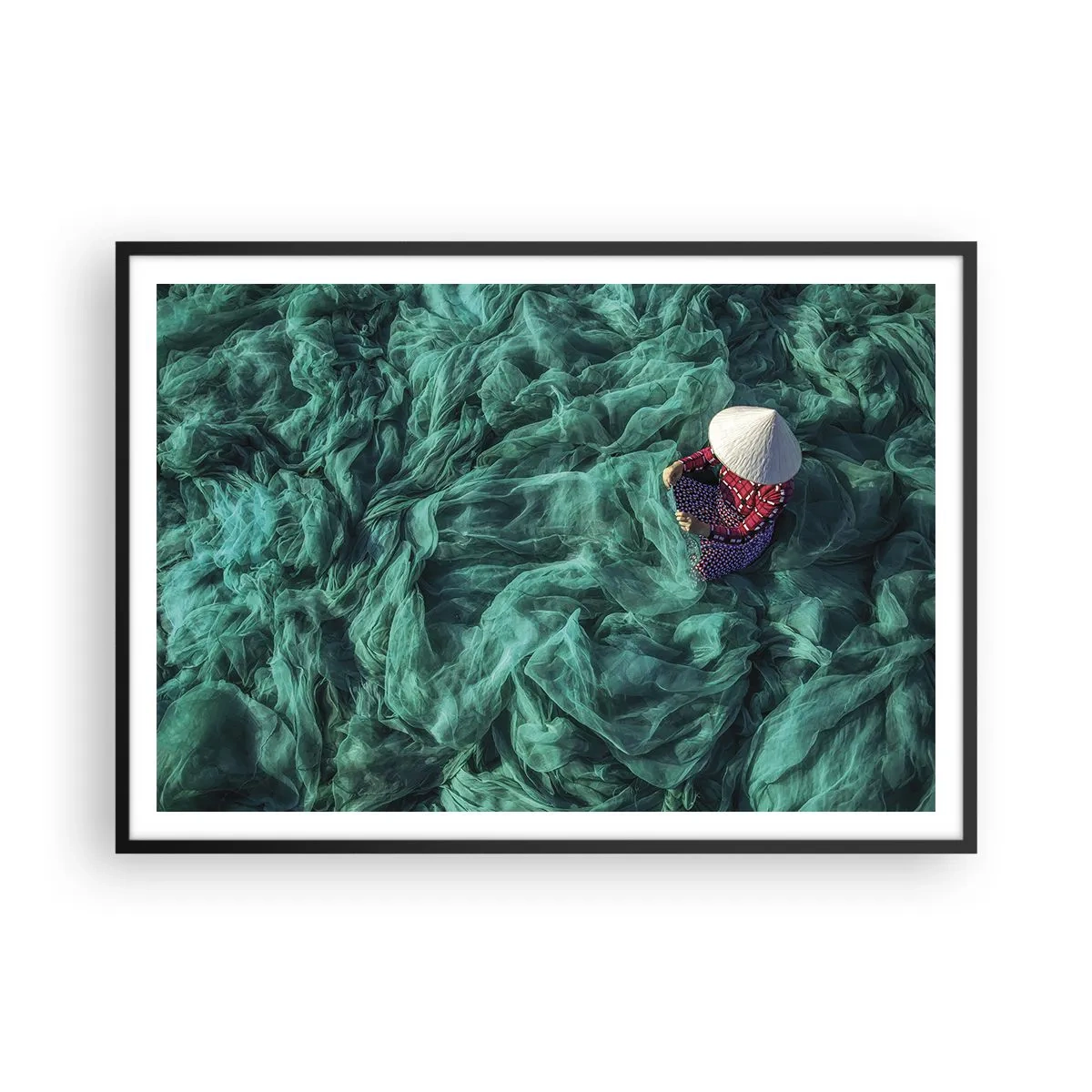 Poster in cornice nera - Una persona con un cappello tra reti da pesca verdi - 100x70cm - Nel mare di reti - Decorazione murale moderna per soggiorno e camera da letto ARTTOR