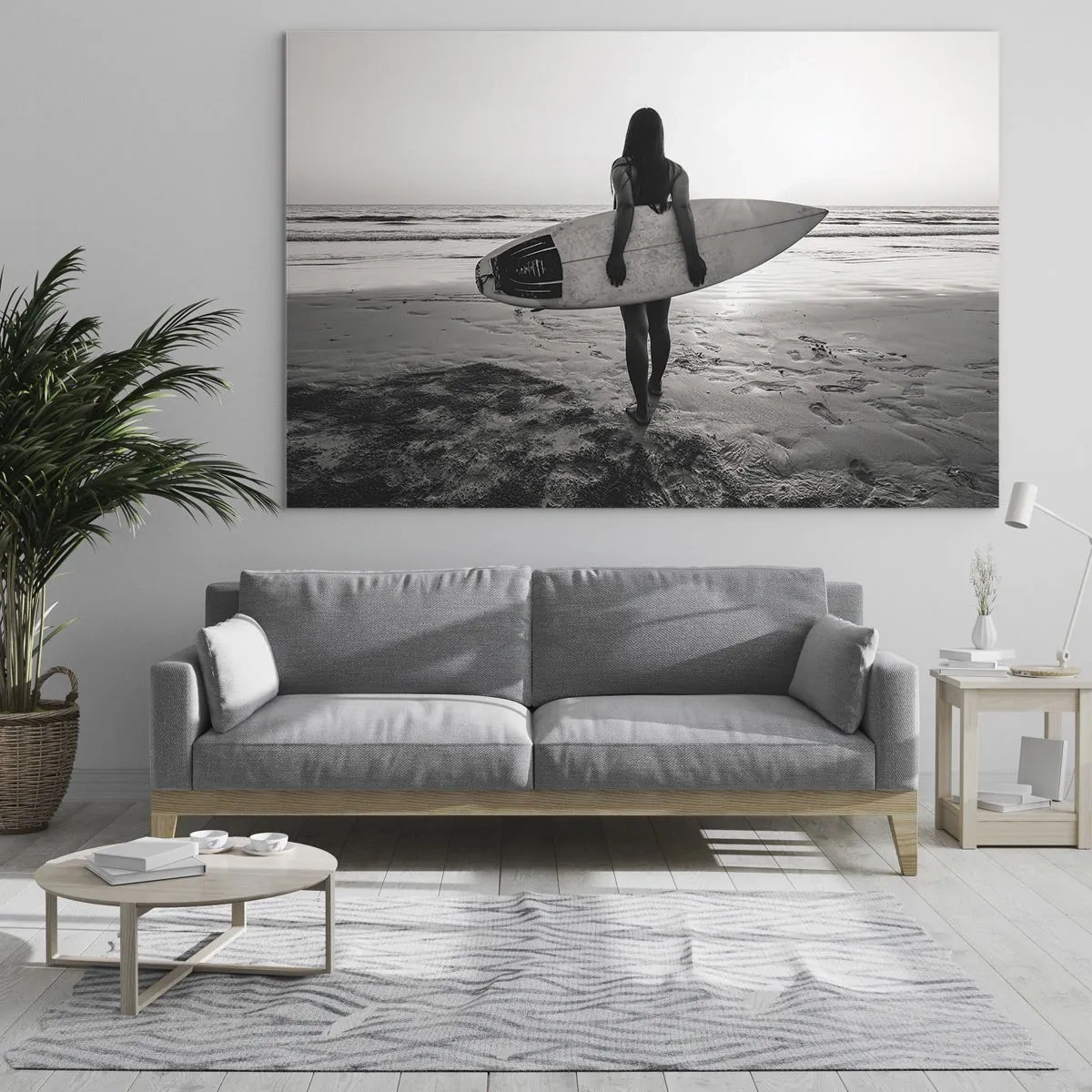 Quadro su vetro - Donna con una tavola da surf sulla spiaggia all'alba - 100x70cm - La figlia dell'onda marina - Decorazione murale moderna per soggiorno e camera da letto ARTTOR