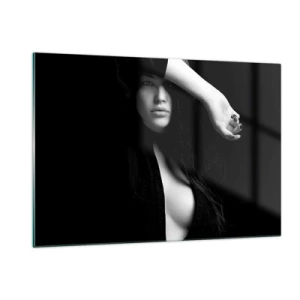 Quadro su vetro - Una donna vestita di nero in una posa sensuale su uno sfondo scuro - 120x80cm - Scuola di seduzione - Decorazione murale moderna per soggiorno e camera da letto ARTTOR