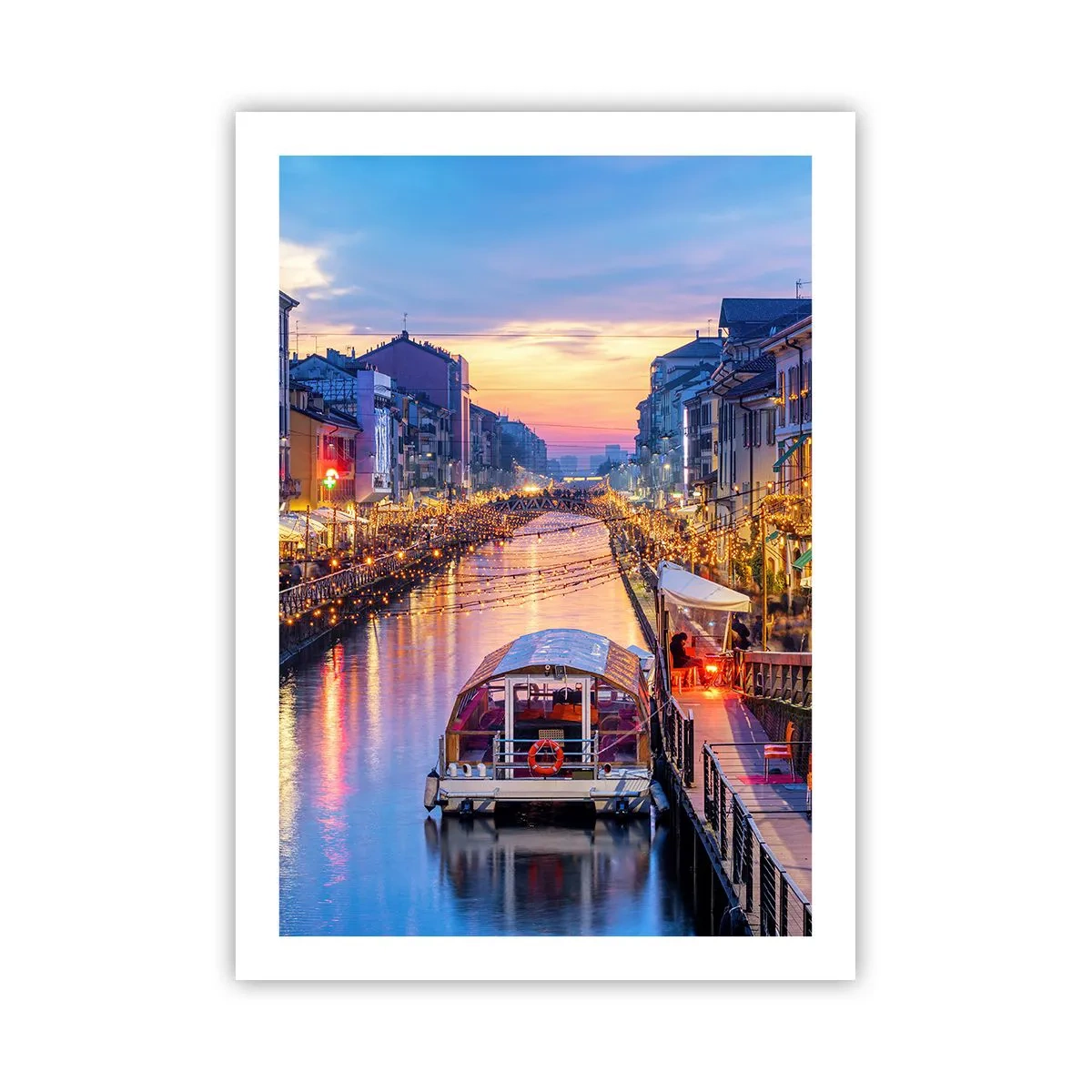 Poster - Canale con barca e illuminazione serale in un tramonto pastello - 50x70cm - Sera di luce e di divertimento - Decorazione murale moderna per soggiorno e camera da letto ARTTOR