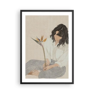 Poster in cornice nera - Ritratto di una donna che tiene in mano un fiore esotico, con un delicato tocco di colore - 50x70cm - Ritratto con fiore esotico - Decorazione murale moderna per soggiorno e camera da letto ARTTOR