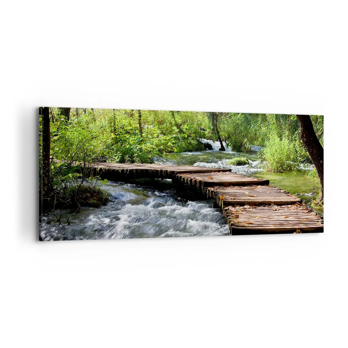 Quadro su tela - Stampe su Tela - Un ponte di legno sopra un ruscello impetuoso, circondato dal verde della foresta. - 120x50cm - Sulla cascata spumeggiante - Decorazione murale moderna per soggiorno e camera da letto ARTTOR