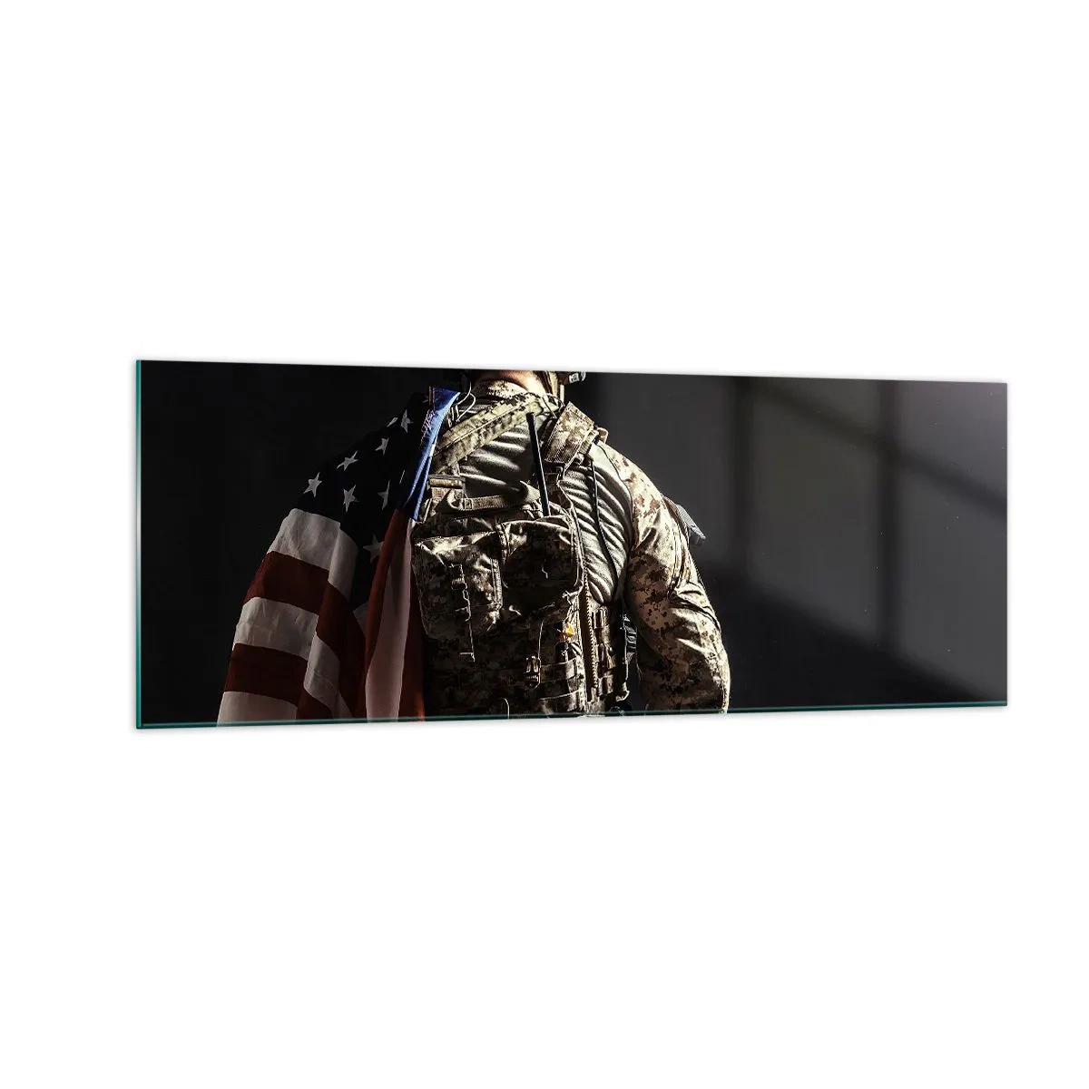 Quadro su vetro - Un soldato in uniforme con una bandiera su uno sfondo scuro - 140x50cm - Proprio per questo - Decorazione murale moderna per soggiorno e camera da letto ARTTOR