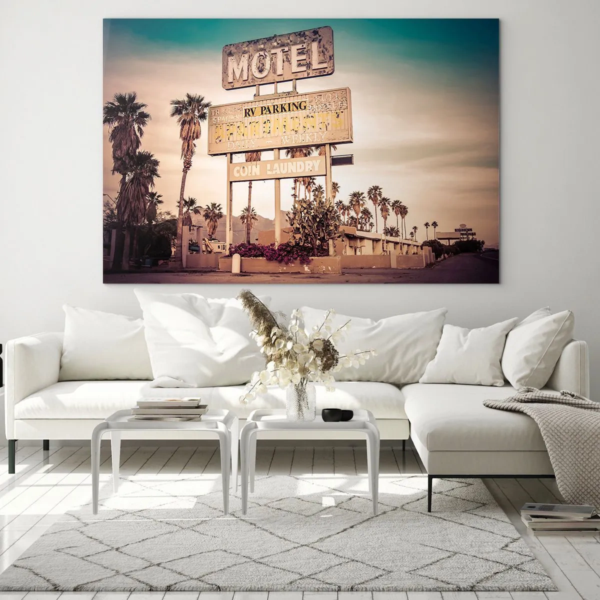 Quadro su vetro - Un vecchio cartello di motel circondato da palme crea un'atmosfera retrò - 120x80cm - Qui il tempo si è fermato - Decorazione murale moderna per soggiorno e camera da letto ARTTOR