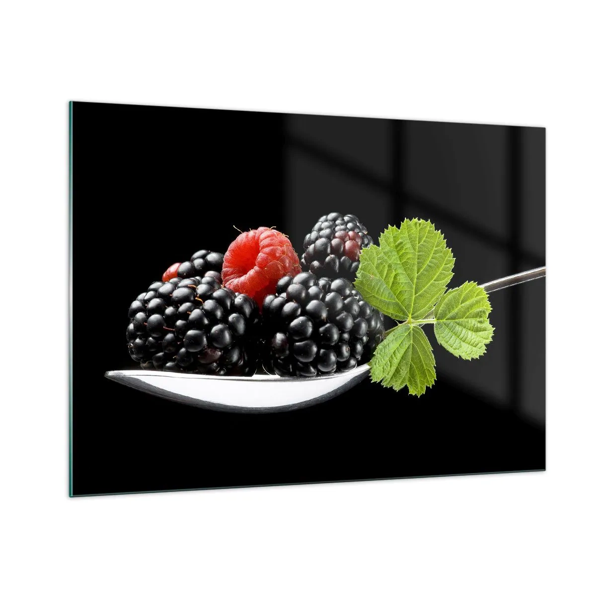 Quadro su vetro - Lamponi e more su un cucchiaio con una foglia verde su uno sfondo nero - 100x70cm - I sapori della freschezza - Decorazione murale moderna per soggiorno e camera da letto ARTTOR