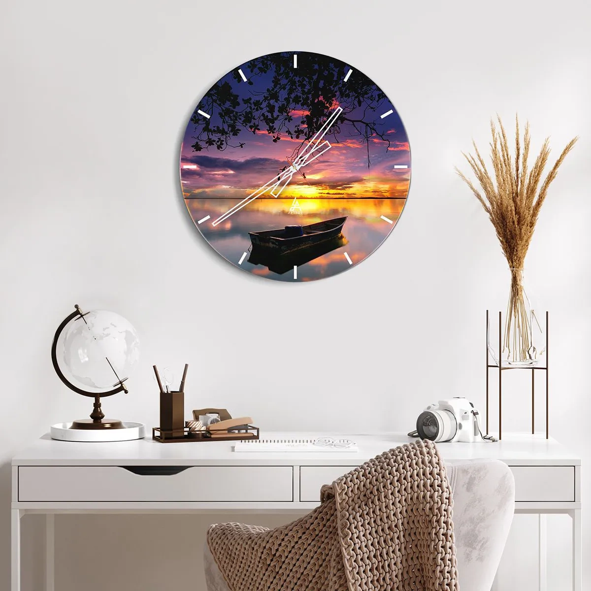 Orologio da parete - Orologio in Vetro - Una barca su un lago alla luce del sole al tramonto - 30x30cm - Ti sembra di essere sospeso nel cielo... - Decorazione murale moderna per soggiorno, cucina e camera da letto ARTTOR