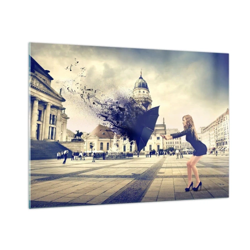 Quadro su vetro - Una donna con un ombrello sullo sfondo di una piazza cittadina in una composizione artistica - 100x70cm - C'è un vento tale... - Decorazione murale moderna per soggiorno e camera da letto ARTTOR