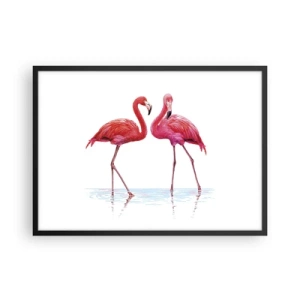 Poster in cornice nera - Una coppia di fenicotteri nell'acqua su uno sfondo chiaro - 70x50cm - Appuntamento in rosa - Decorazione murale moderna per soggiorno e camera da letto ARTTOR