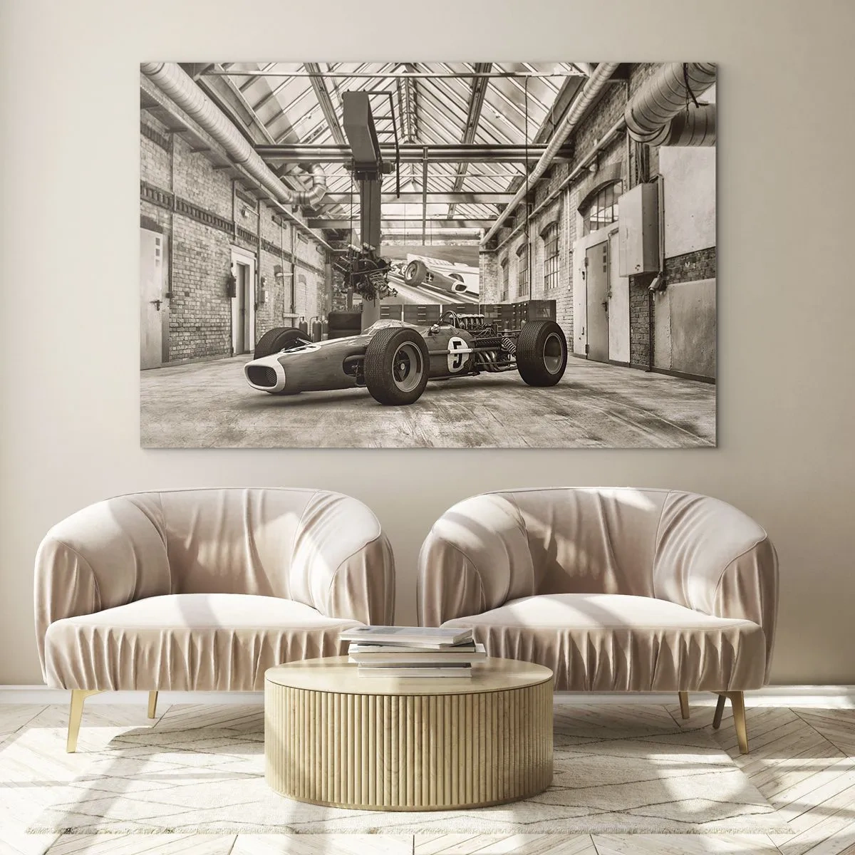 Quadro su vetro - Un'auto da corsa d'epoca in un capannone industriale - 100x70cm - Il riposo del vincitore - Decorazione murale moderna per soggiorno e camera da letto ARTTOR