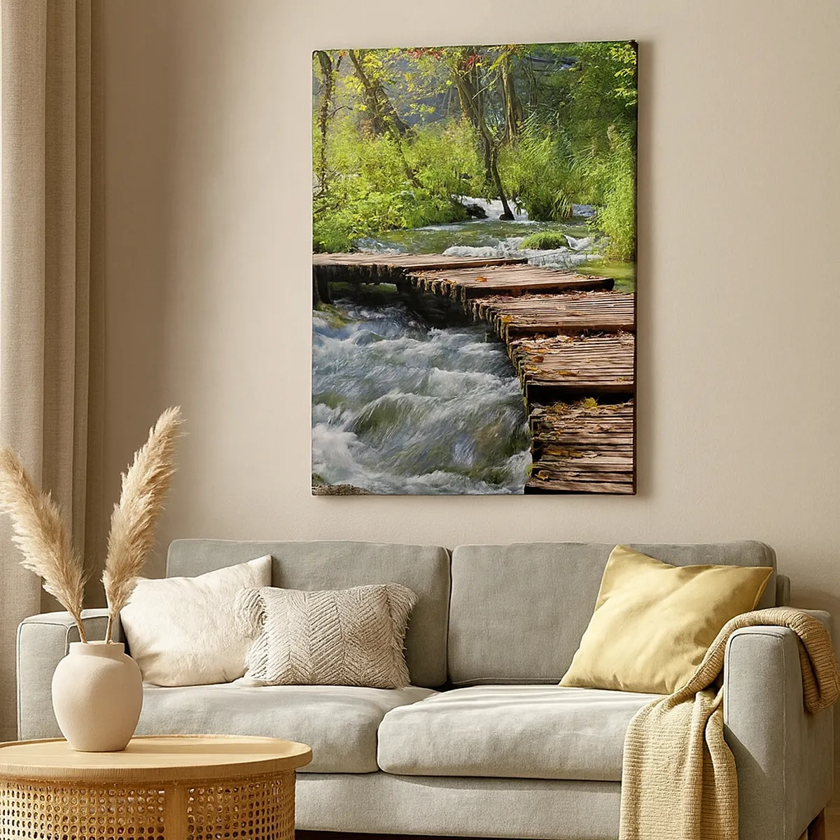 Quadro su tela - Stampe su Tela - Un ponte di legno sopra un ruscello impetuoso, circondato dal verde della foresta. - 50x70cm - Sulla cascata spumeggiante - Decorazione murale moderna per soggiorno e camera da letto ARTTOR