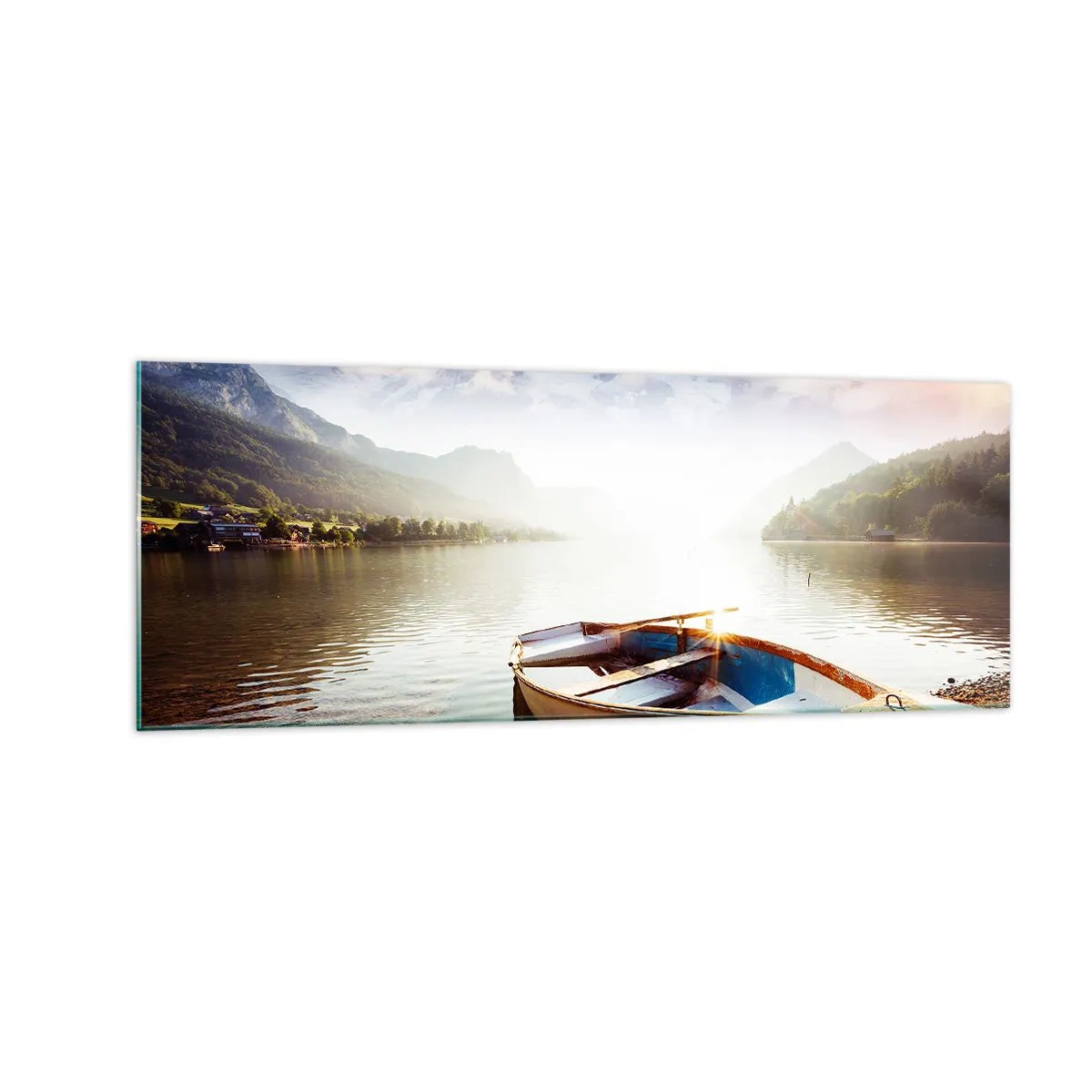 Quadro su vetro - Una barca sulla riva di un lago con vista sulle montagne al mattino - 140x50cm - Sull'acqua grande e pura - Decorazione murale moderna per soggiorno e camera da letto ARTTOR