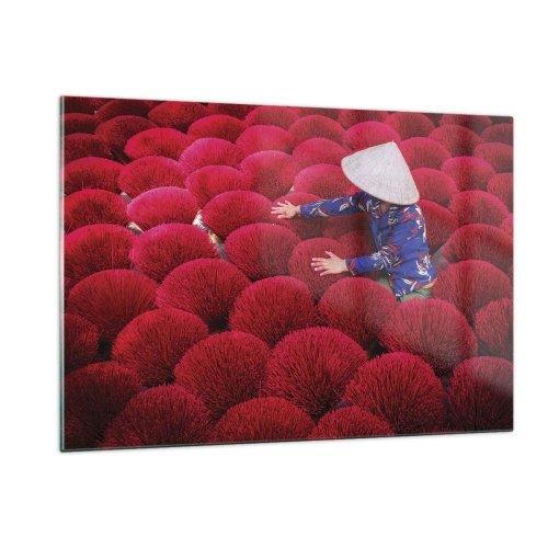 Quadro su vetro - Un lavoratore tra bastoncini di incenso rosso su uno sfondo a motivi - 120x80cm - Nel campo di riso - Decorazione murale moderna per soggiorno e camera da letto ARTTOR