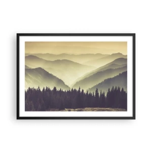 Poster in cornice nera - Pittoresche catene montuose avvolte nella nebbia in una luce calda - 70x50cm - Dopo sette montagne… - Decorazione murale moderna per soggiorno e camera da letto ARTTOR