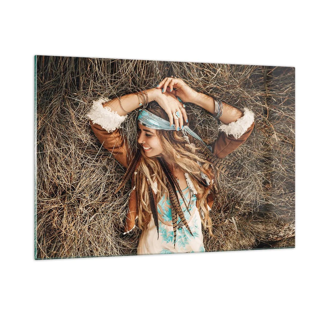 Quadro su vetro - Donna in stile boho sdraiata sul fieno sorridente - 120x80cm - Verso gli anni dell'amore - Decorazione murale moderna per soggiorno e camera da letto ARTTOR