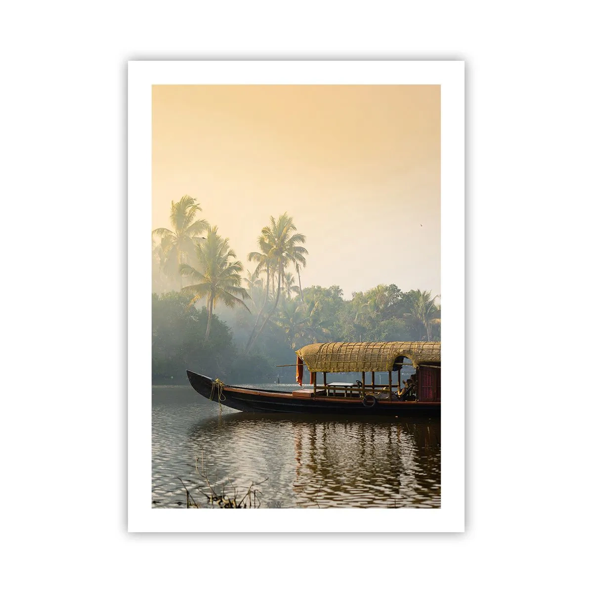 Poster - Barca tradizionale su un fiume tra le palme al tramonto - 50x70cm - Casa sul fiume - Decorazione murale moderna per soggiorno e camera da letto ARTTOR