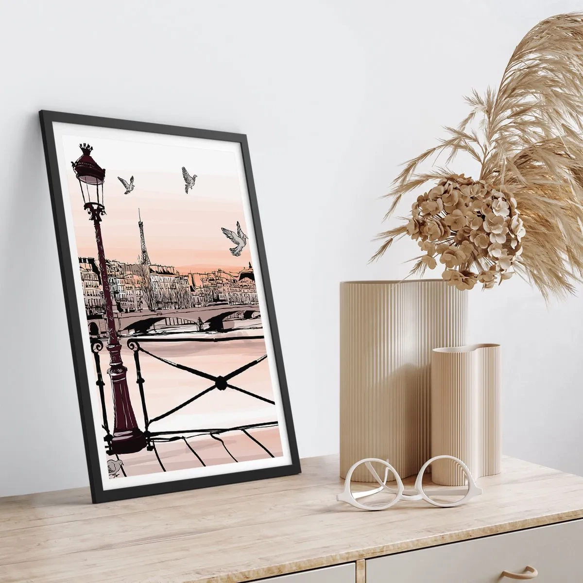 Poster in cornice nera - Illustrazione di Parigi al tramonto con una lanterna e un ponte - 50x70cm - Sui tetti di Parigi - Decorazione murale moderna per soggiorno e camera da letto ARTTOR