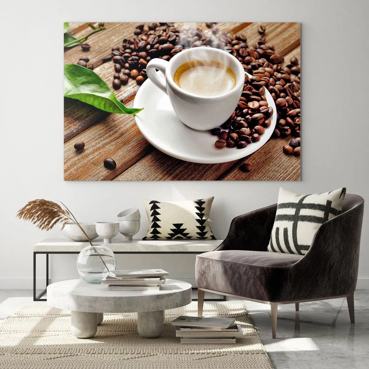 Quadro su vetro - Una tazza di caffè circondata da chicchi su un tavolo di legno - 70x50cm - Il caffè è pronto - Decorazione murale moderna per soggiorno e camera da letto ARTTOR