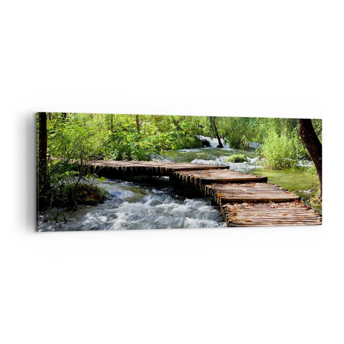 Quadro su tela - Stampe su Tela - Un ponte di legno sopra un ruscello impetuoso, circondato dal verde della foresta. - 140x50cm - Sulla cascata spumeggiante - Decorazione murale moderna per soggiorno e camera da letto ARTTOR