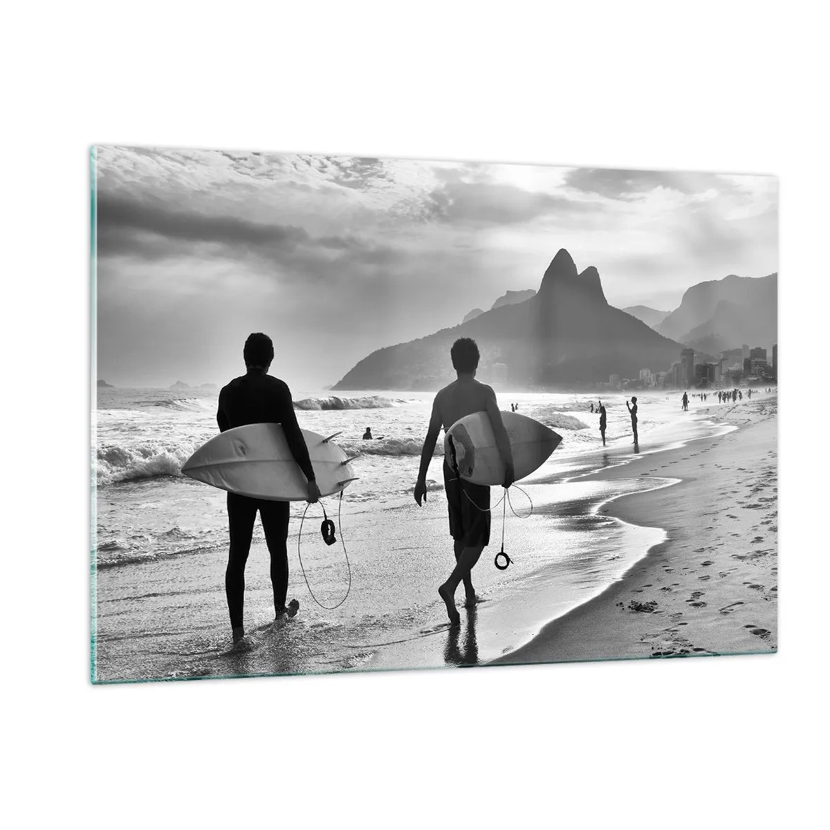 Quadro su vetro - Surfisti sulla spiaggia con tavole, composizione in bianco e nero - 120x80cm - Samba su un'unica onda - Decorazione murale moderna per soggiorno e camera da letto ARTTOR