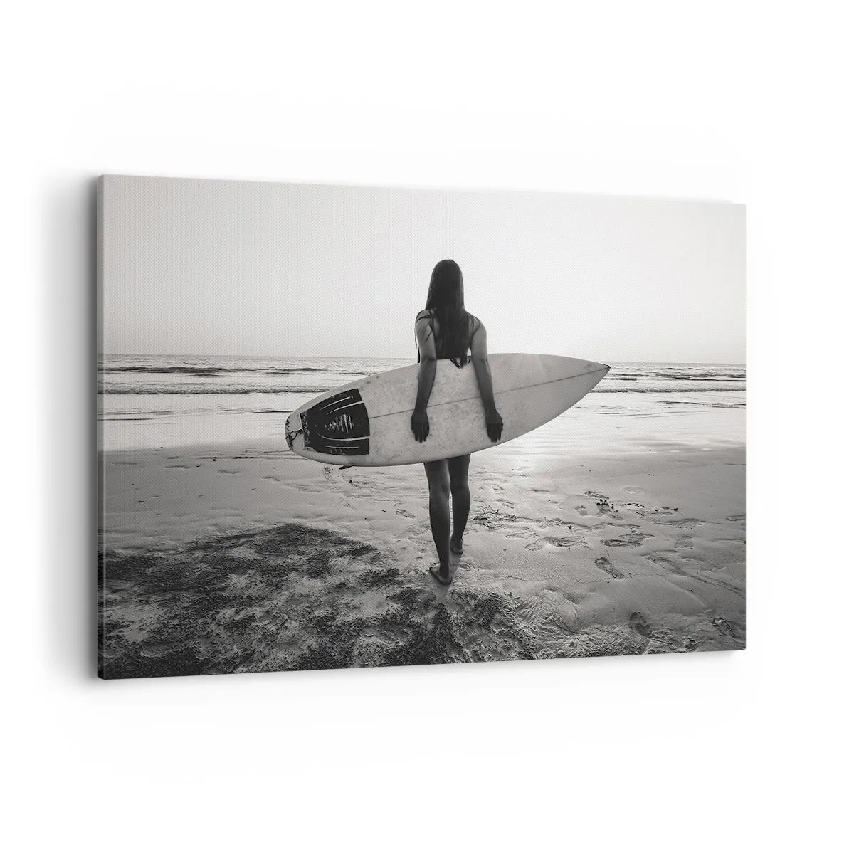 Quadro su tela - Stampe su Tela - Donna con tavola da surf sulla spiaggia in bianco e nero - 120x80cm - La figlia dell'onda marina - Decorazione murale moderna per soggiorno e camera da letto ARTTOR