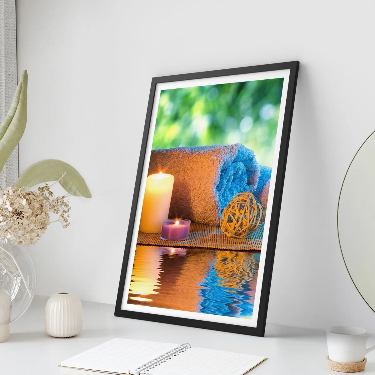 Poster in cornice nera - Candele e un asciugamano contro un paesaggio naturale - 50x70cm - Tempo per il corpo - Decorazione murale moderna per soggiorno e camera da letto ARTTOR