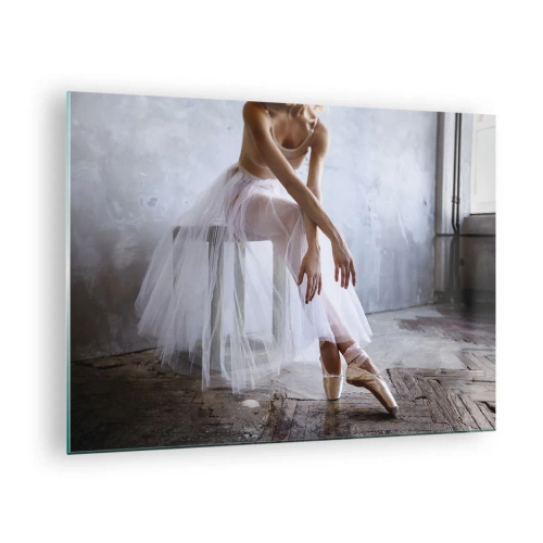 Quadro su vetro - Una ballerina con una gonna di tulle riposa nell'atrio - 70x50cm - Prima che si accendano le luci del palco - Decorazione murale moderna per soggiorno e camera da letto ARTTOR