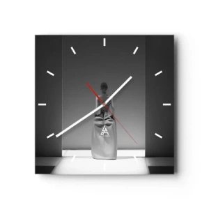 Orologio da parete - Orologio in Vetro - Un dipinto in bianco e nero con una scena minimalista di una donna in uno spazio geometrico. - 30x30cm - Semplicità raffinata - Decorazione murale moderna per soggiorno e camera da letto ARTTOR