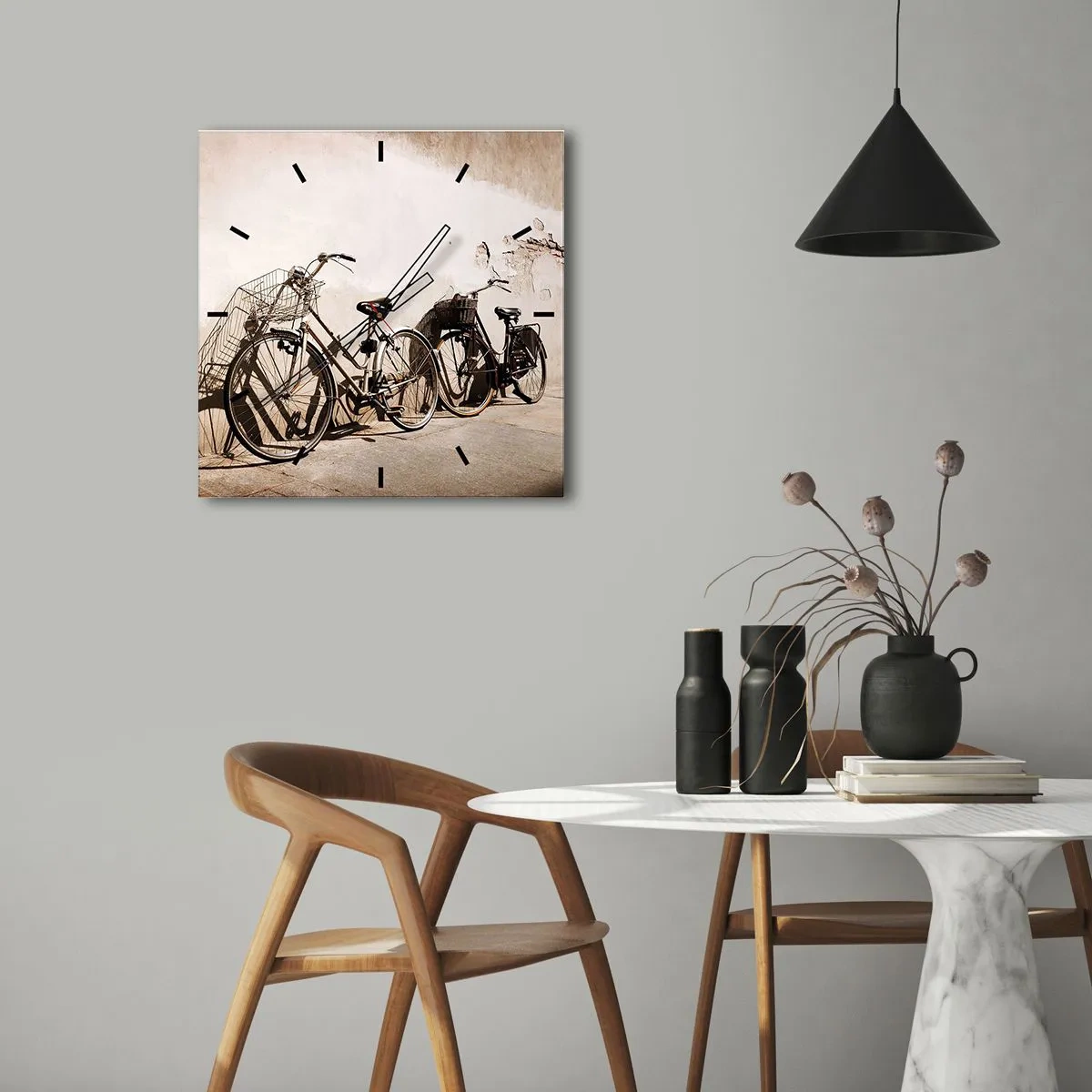 Orologio da parete - Orologio in Vetro - Due biciclette appoggiate a un vecchio muro in stile retrò - 30x30cm - L'indimenticabile bellezza del passato - Decorazione murale moderna per soggiorno e camera da letto ARTTOR