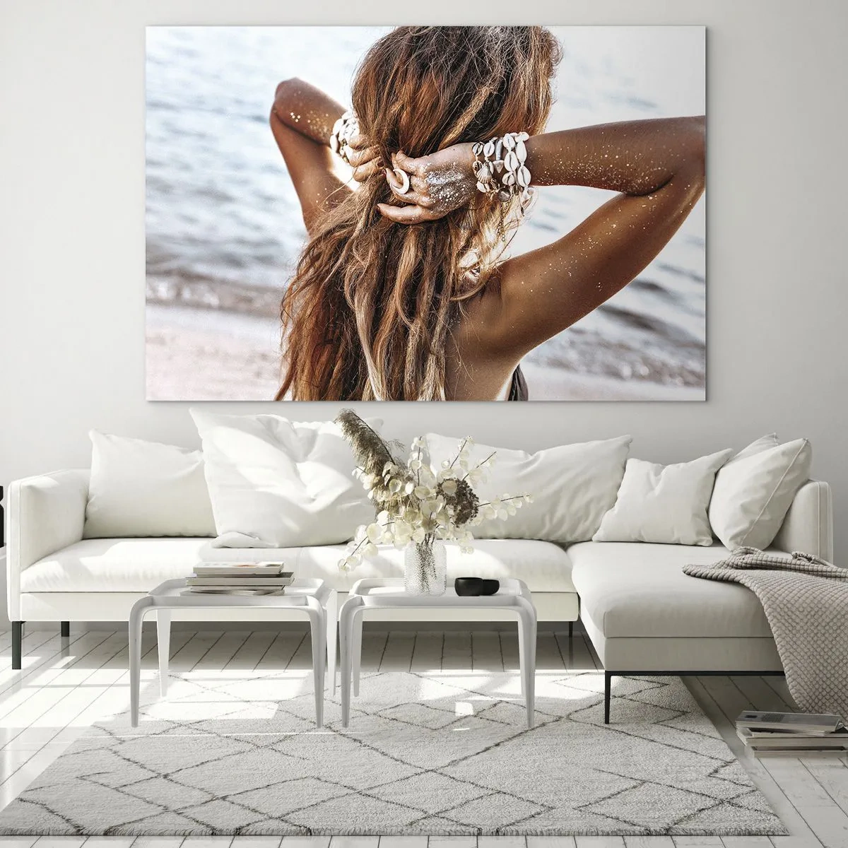 Quadro su vetro - Una donna con i capelli lunghi sulla spiaggia, circondata da conchiglie e sabbia. - 120x80cm - Sorella dell'acqua e del sole - Decorazione murale moderna per soggiorno e camera da letto ARTTOR