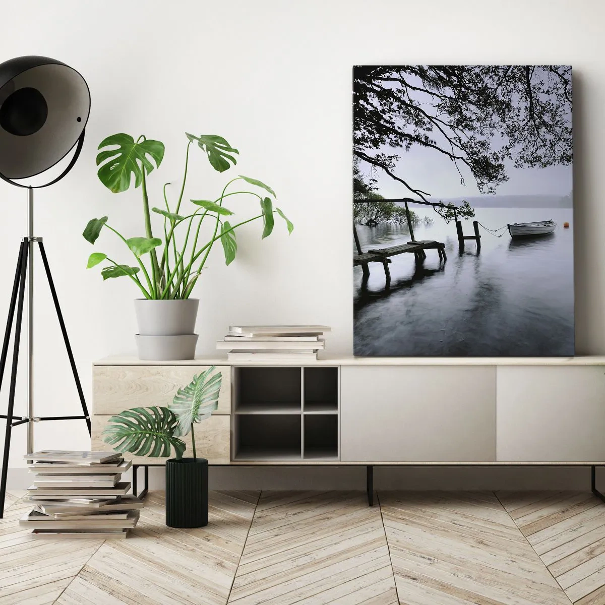 Quadro su tela - Stampe su Tela - Un molo sull'acqua con una barca sullo sfondo circondata da un paesaggio nebbioso - 80x120cm - E già ti riposi - Decorazione murale moderna per soggiorno e camera da letto ARTTOR