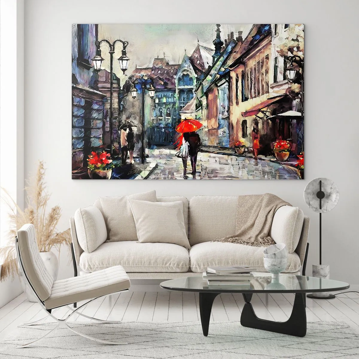 Quadro su vetro - Una coppia sotto un ombrello rosso passeggia lungo una strada pittoresca - 120x80cm - Pioggia per due - Decorazione murale moderna per soggiorno e camera da letto ARTTOR