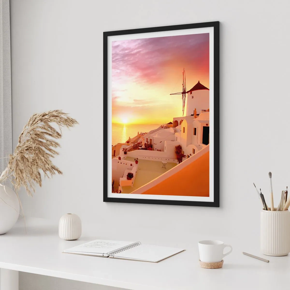 Poster in cornice nera - Un tramonto pittoresco in una città greca - 50x70cm - Sciogliersi nel bianco e nell'oro - Decorazione murale moderna per soggiorno e camera da letto ARTTOR