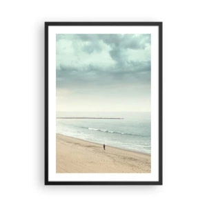 Poster in cornice nera - Una figura solitaria cammina lungo la riva del mare sotto un cielo coperto. - 50x70cm - Cercando la pace - Decorazione murale moderna per soggiorno e camera da letto ARTTOR