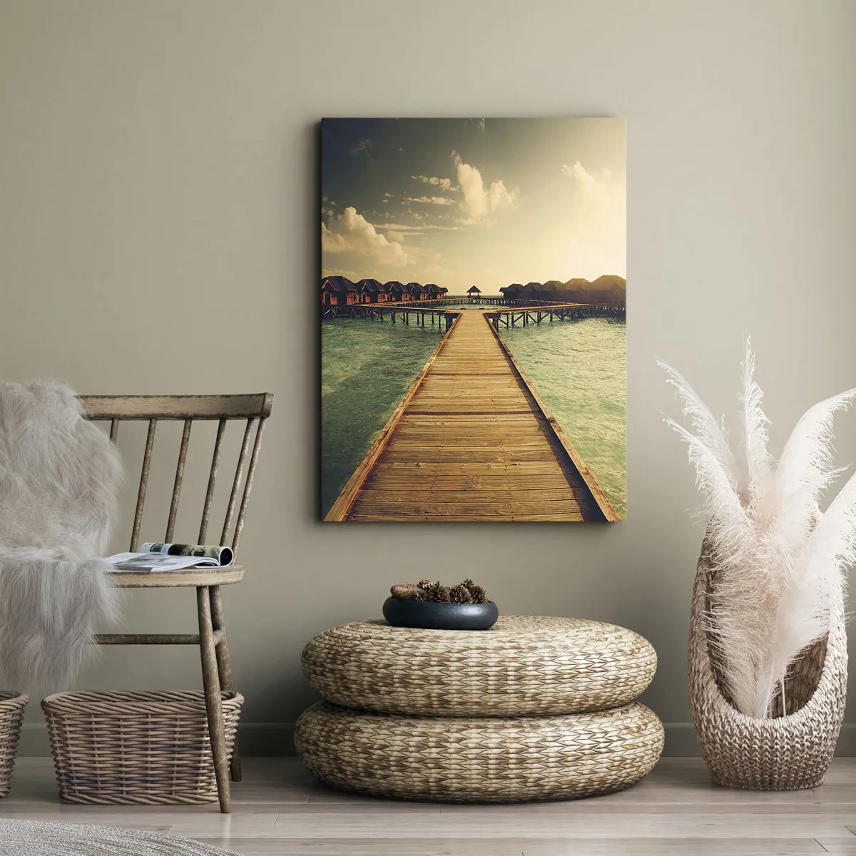 Quadro su tela - Stampe su Tela - Un molo di legno che conduce alle case sull'acqua, illuminate dai raggi del sole. - 50x70cm - Caldo invito - Decorazione murale moderna per soggiorno e camera da letto ARTTOR