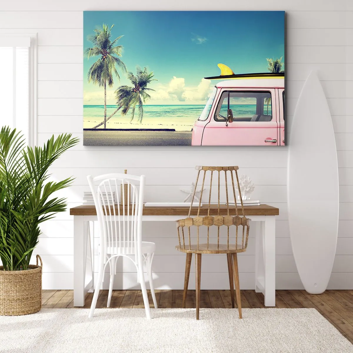 Quadro su tela - Stampe su Tela - Un furgone rosa con una tavola da surf sullo sfondo di una spiaggia tropicale. - 120x80cm - Tempo di vacanze - Decorazione murale moderna per soggiorno e camera da letto ARTTOR