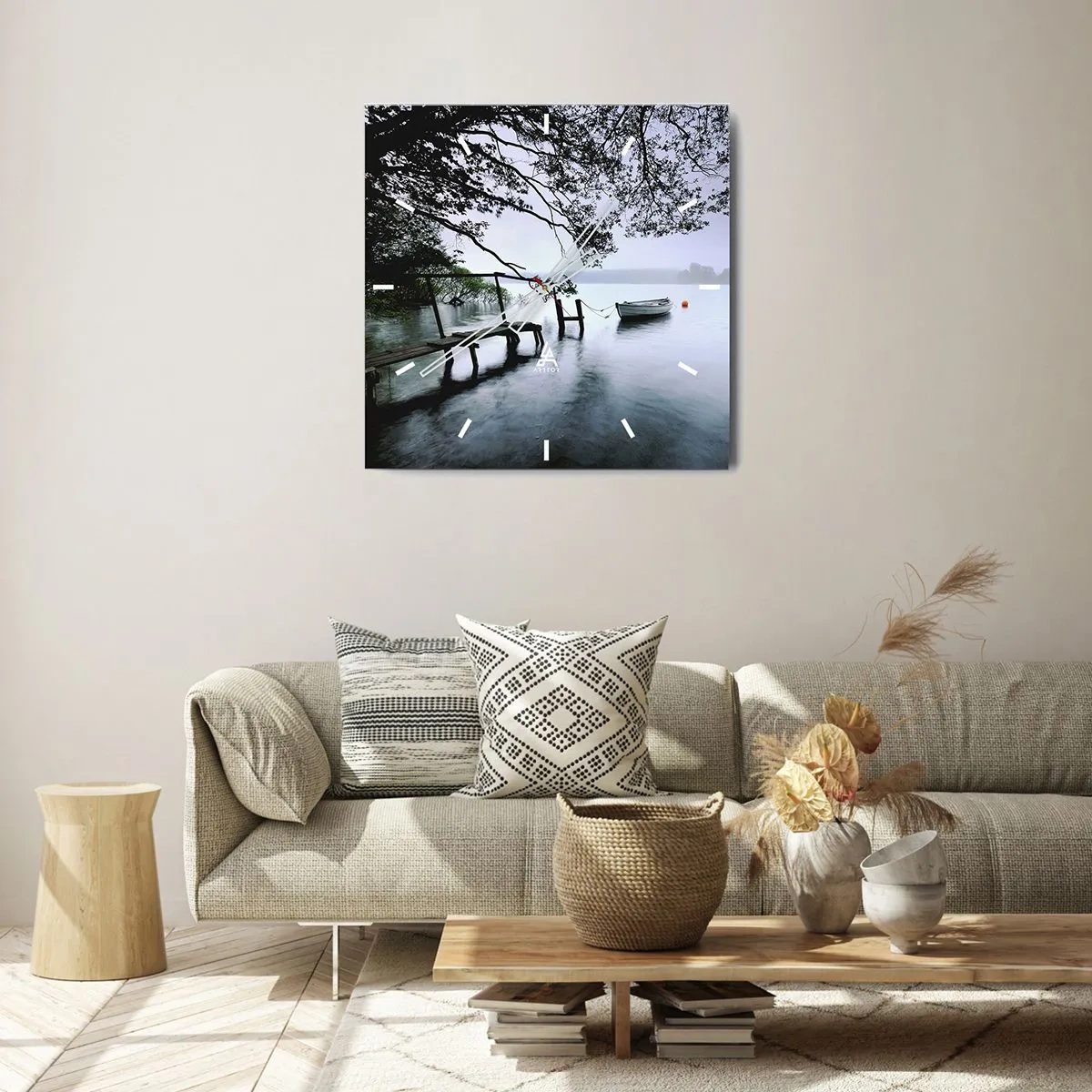 Orologio da parete - Orologio in Vetro - Un molo sull'acqua con una barca sullo sfondo circondata da un paesaggio nebbioso - 30x30cm - E già ti riposi - Decorazione murale moderna per soggiorno e camera da letto ARTTOR