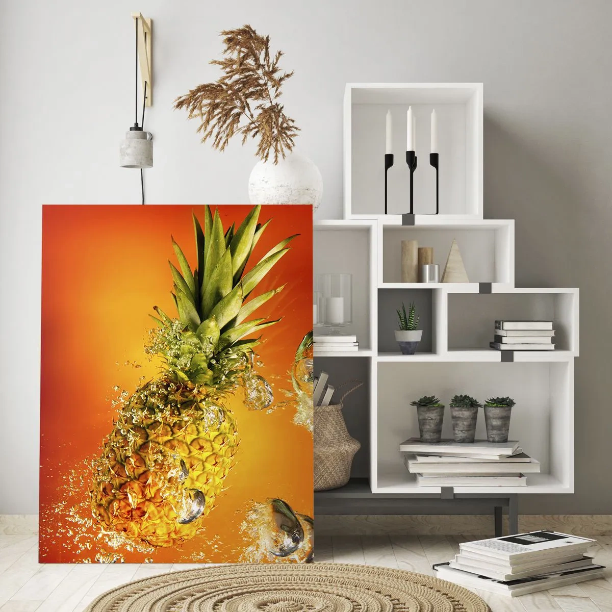 Quadro su vetro - Un ananas immerso nell'acqua su uno sfondo sfumato arancione. - 70x100cm - Succosa freschezza tropicale - Decorazione murale moderna per soggiorno e camera da letto ARTTOR