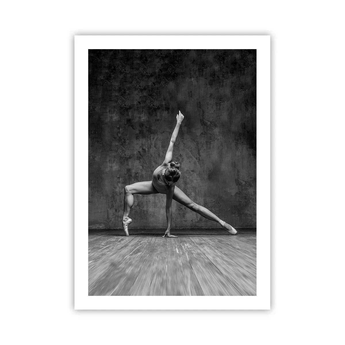 Poster - Una ballerina in bianco e nero in una posa dinamica contro un muro grezzo. - 50x70cm - Ideale di equilibrio - Decorazione murale moderna per soggiorno e camera da letto ARTTOR