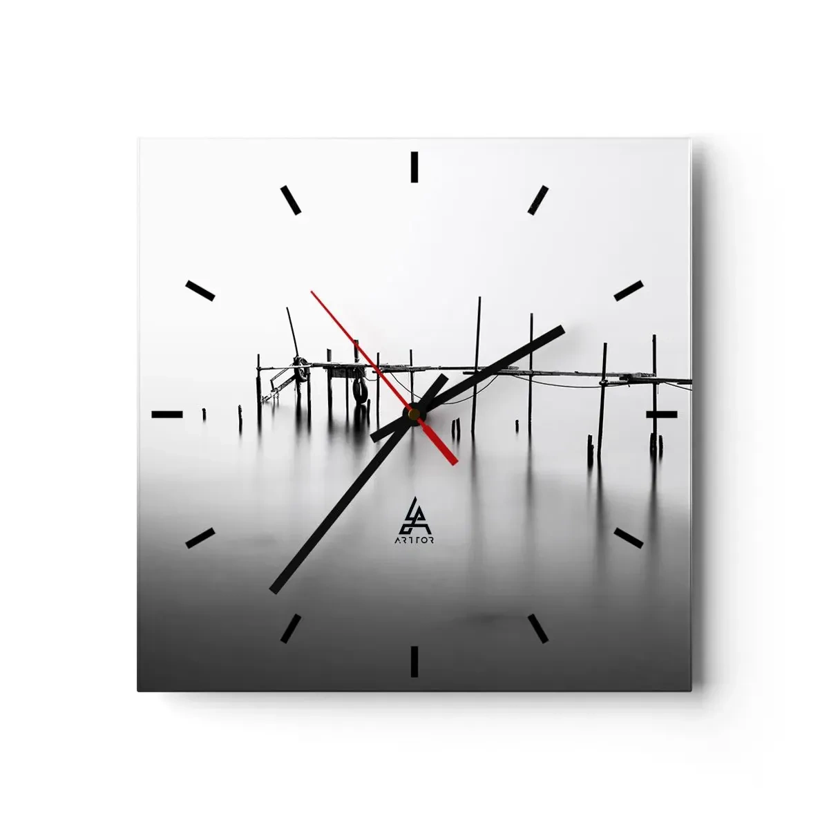 Orologio da parete - Orologio in Vetro - Un molo bianco e nero immerso in un paesaggio nebbioso - 30x30cm - E se la luce non c'è? - Decorazione murale moderna per soggiorno e camera da letto ARTTOR