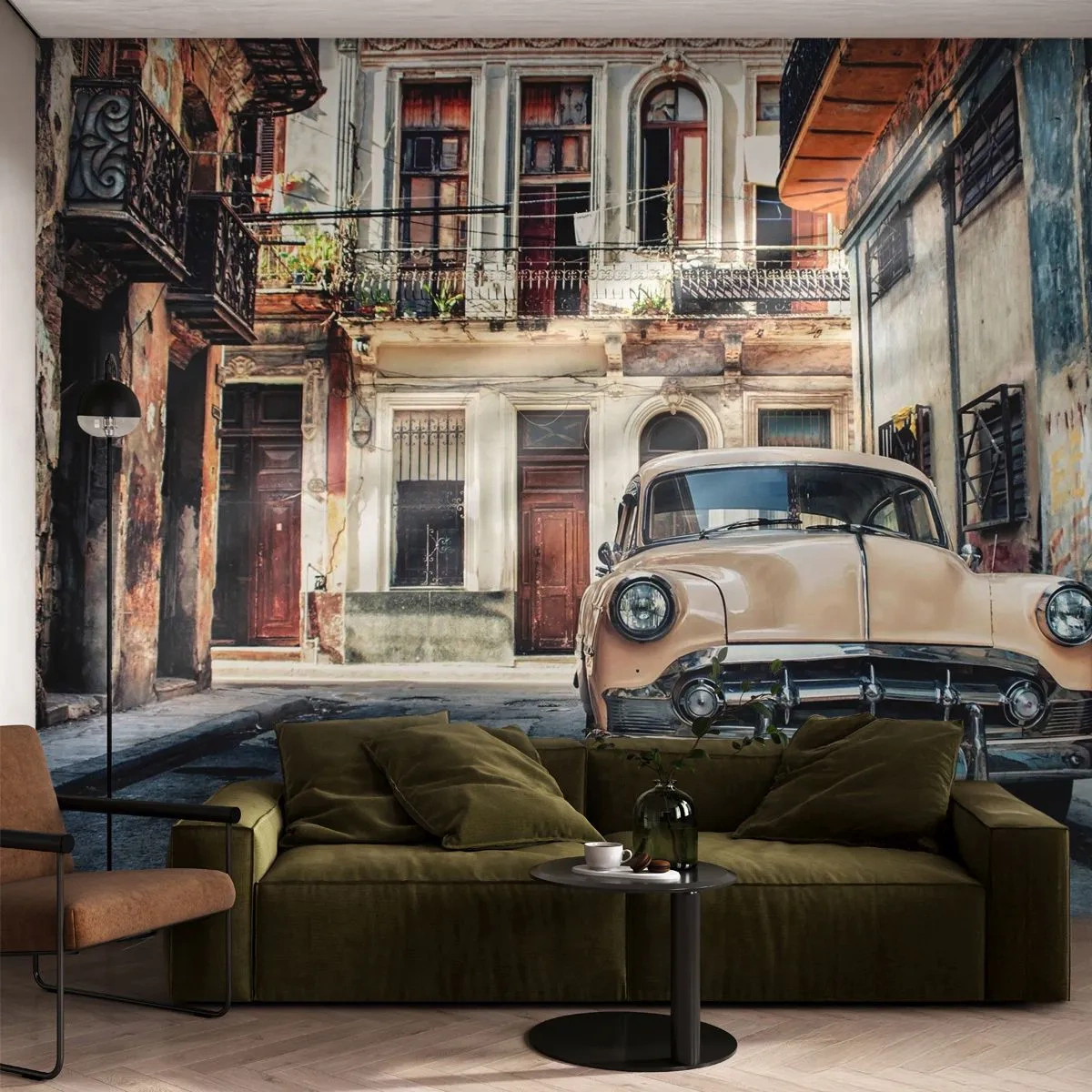 Fotomurali Premium Sand - Un'auto d'epoca sullo sfondo di una strada coloniale - 100x70cm - Siesta all'Avana - Decorazione murale moderna per soggiorno e camera da letto ARTTOR