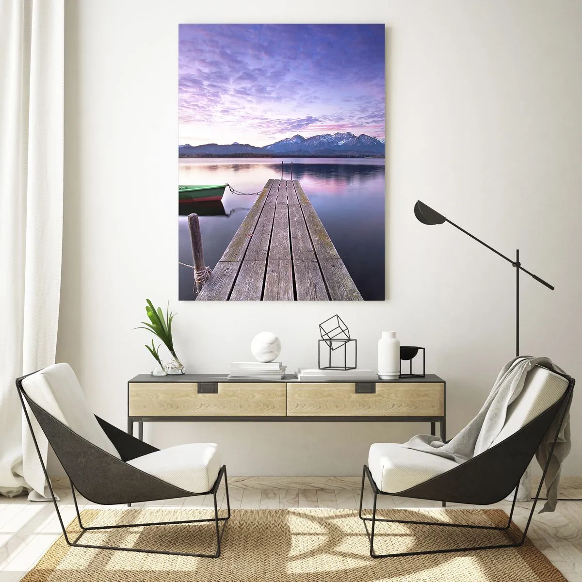 Quadro su vetro - Un molo di legno con una barca su un lago circondato da montagne al tramonto - 80x120cm - Silenzio amichevole - Decorazione murale moderna per soggiorno e camera da letto ARTTOR