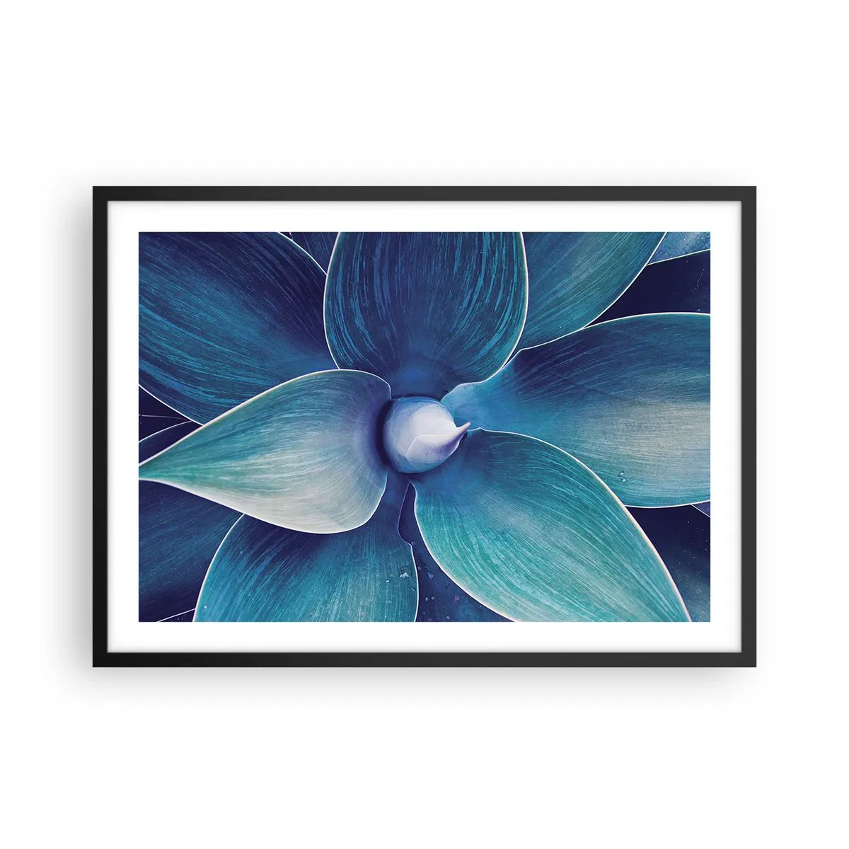 Poster in cornice nera - Primo piano di un fiore astratto nei toni del blu - 70x50cm - Imbluito dal sole - Decorazione murale moderna per soggiorno e camera da letto ARTTOR